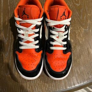 Jordan Kids Low-Top Sneakers in Orange and Black